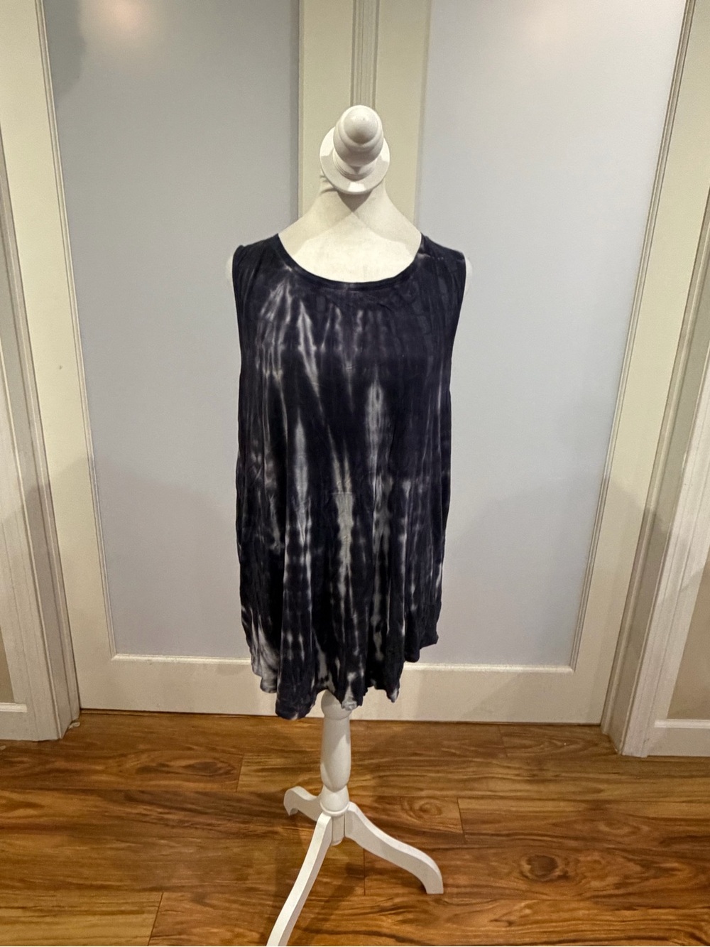Old Navy Blue and White Tie-Dye Sleeveless Tank